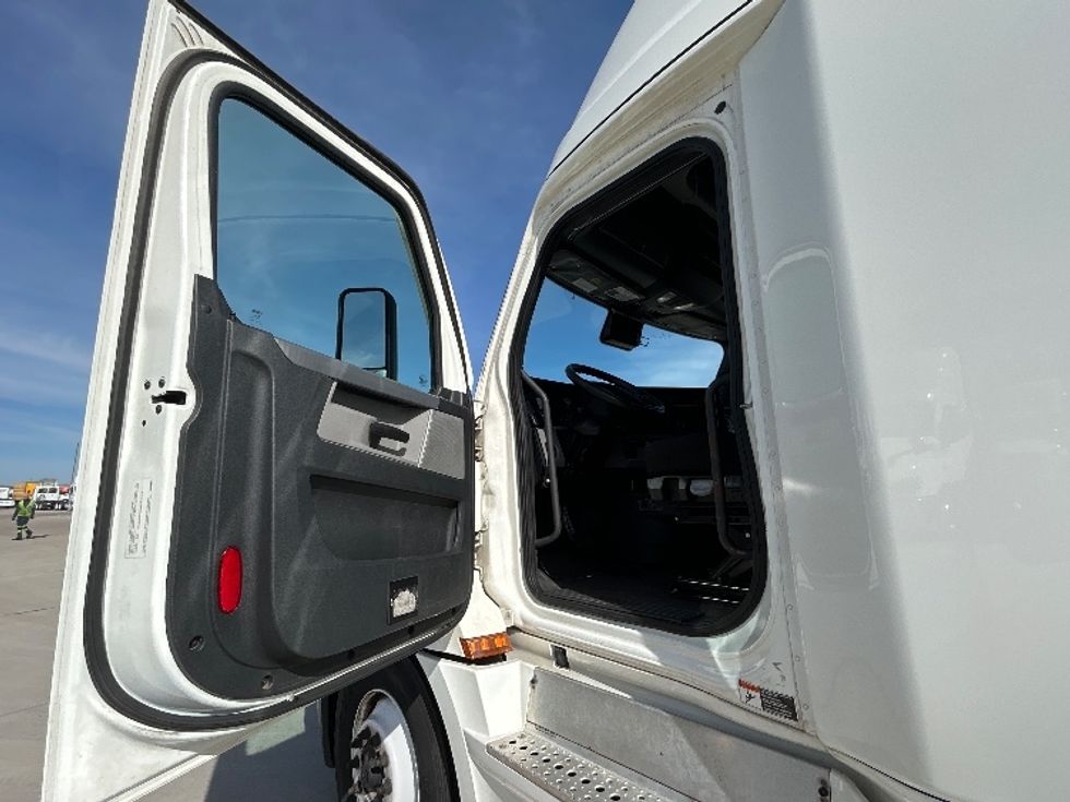 Sleeper Tractor-Heavy Duty Tractors-Freightliner-2022-T12664ST-Arlington-TX-397,346\n\t\tmiles-$ 82,750 - Image 9