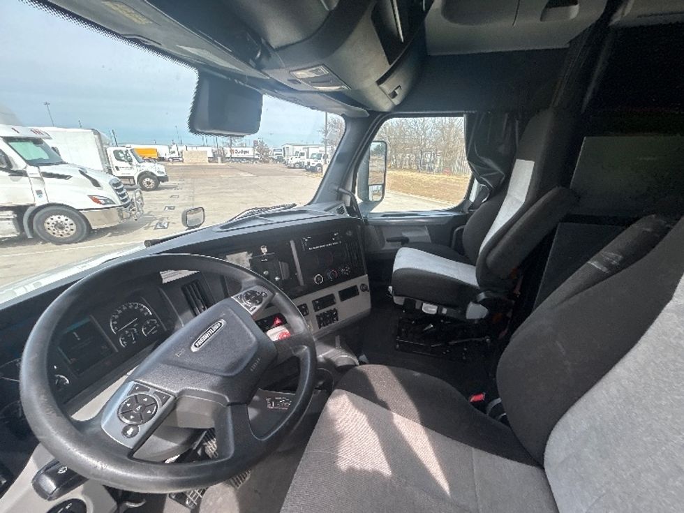 Sleeper Tractor-Heavy Duty Tractors-Freightliner-2022-T12664ST-Arlington-TX-403,079\n\t\tmiles-$ 82,000 - Image 10