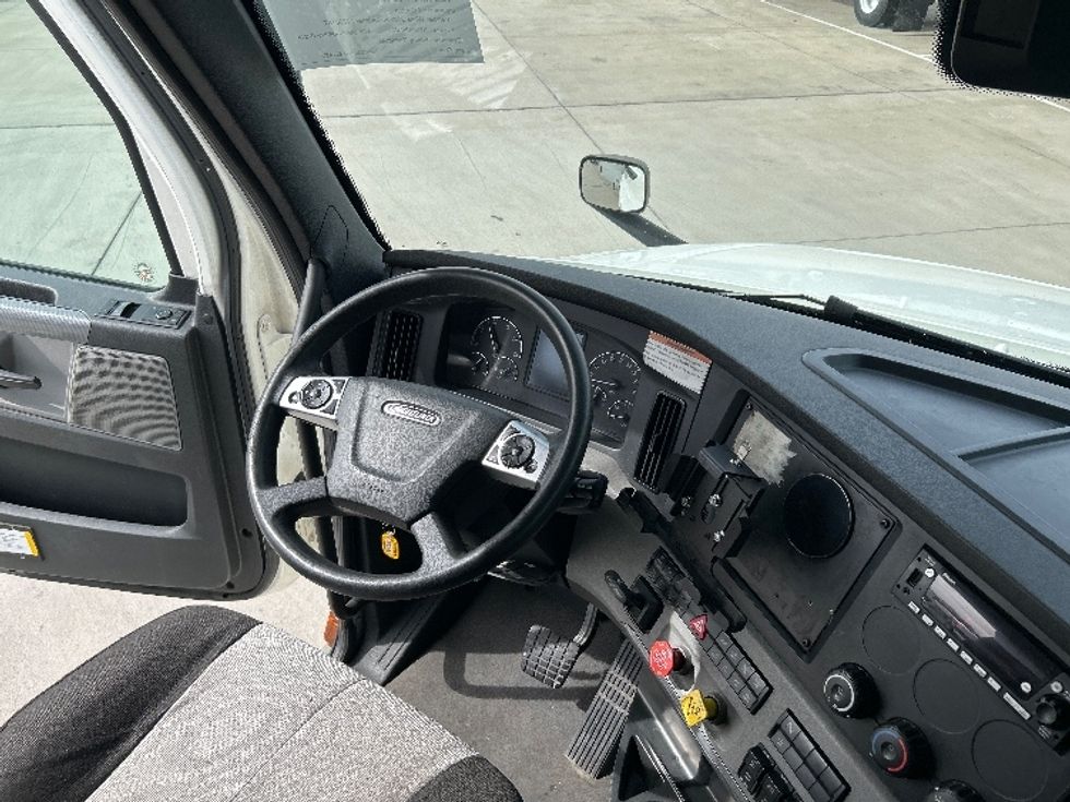 Sleeper Tractor-Heavy Duty Tractors-Freightliner-2022-T12664ST-Arlington-TX-403,079\n\t\tmiles-$ 82,000 - Image 11