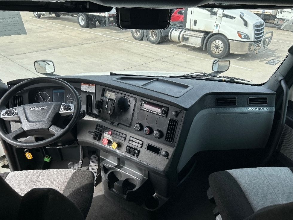 Sleeper Tractor-Heavy Duty Tractors-Freightliner-2022-T12664ST-Arlington-TX-403,079\n\t\tmiles-$ 82,000 - Image 12