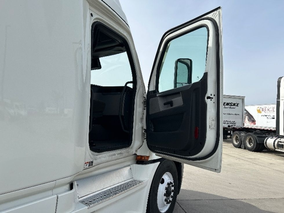 Sleeper Tractor-Heavy Duty Tractors-Freightliner-2022-T12664ST-Arlington-TX-403,079\n\t\tmiles-$ 82,000 - Image 13