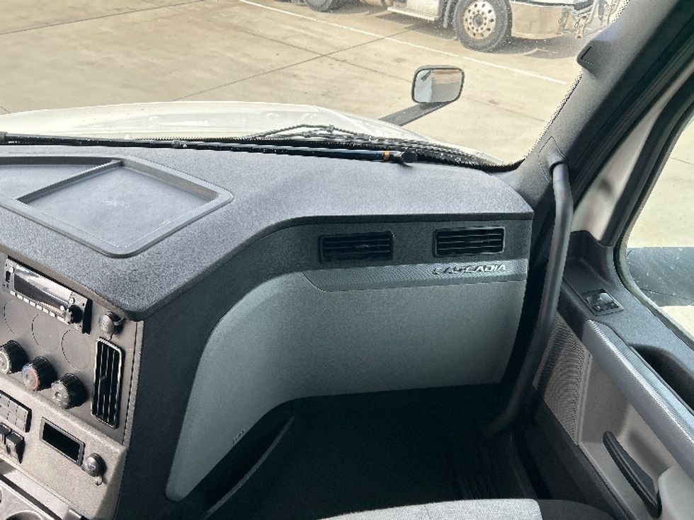 Sleeper Tractor-Heavy Duty Tractors-Freightliner-2022-T12664ST-Arlington-TX-403,079\n\t\tmiles-$ 82,000 - Image 14