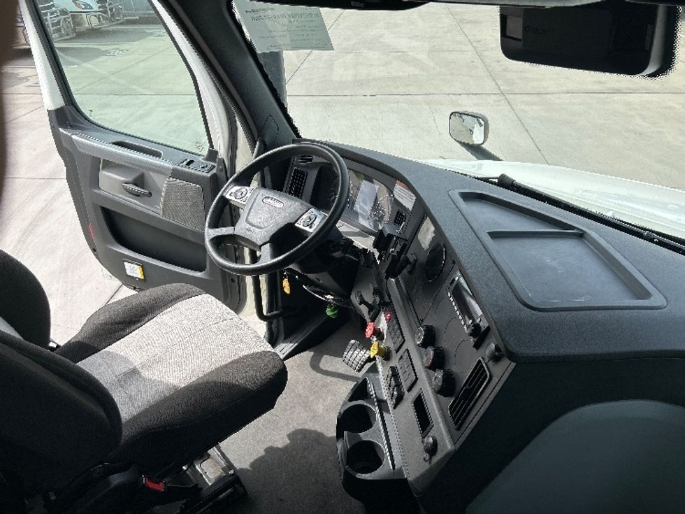 Sleeper Tractor-Heavy Duty Tractors-Freightliner-2022-T12664ST-Arlington-TX-403,079\n\t\tmiles-$ 82,000 - Image 15