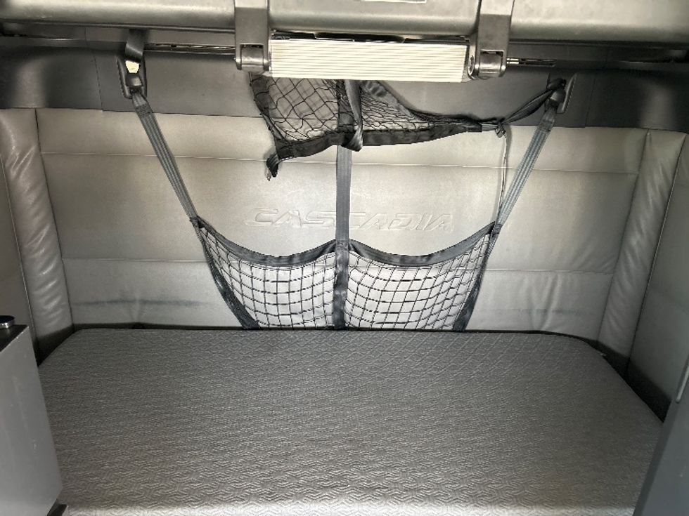 Sleeper Tractor-Heavy Duty Tractors-Freightliner-2022-T12664ST-Arlington-TX-403,079\n\t\tmiles-$ 82,000 - Image 17