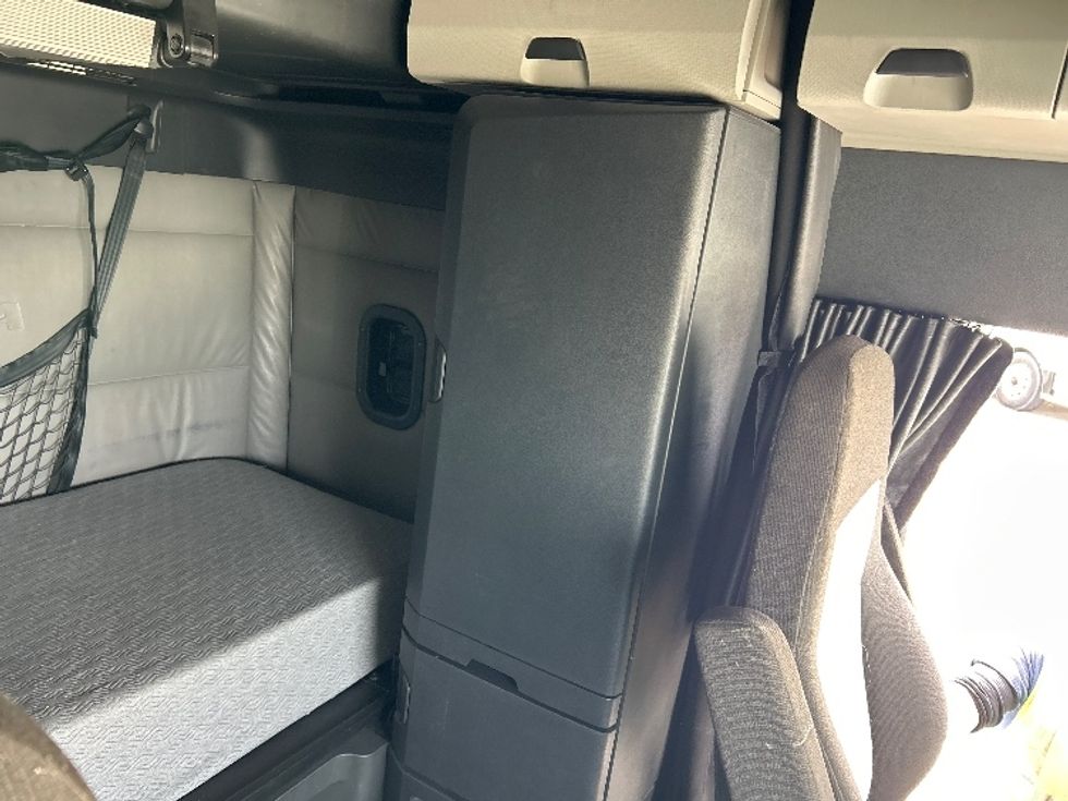 Sleeper Tractor-Heavy Duty Tractors-Freightliner-2022-T12664ST-Arlington-TX-403,079\n\t\tmiles-$ 82,000 - Image 18