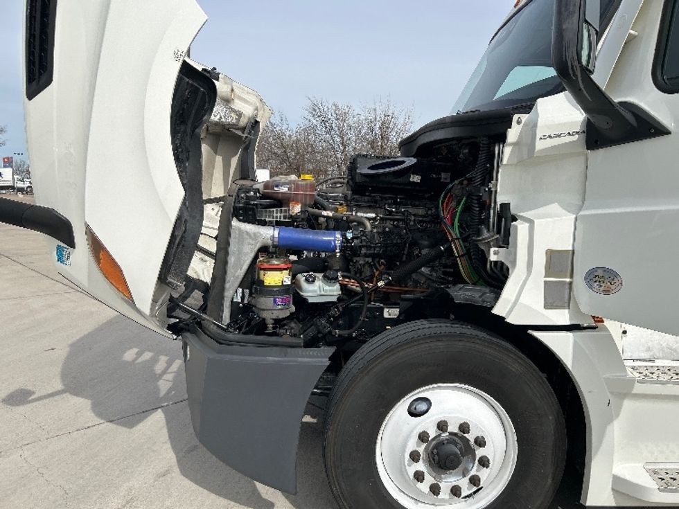 Sleeper Tractor-Heavy Duty Tractors-Freightliner-2022-T12664ST-Arlington-TX-403,079\n\t\tmiles-$ 82,000 - Image 21