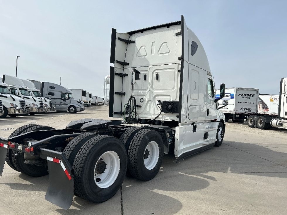 Sleeper Tractor-Heavy Duty Tractors-Freightliner-2022-T12664ST-Arlington-TX-403,079\n\t\tmiles-$ 82,000 - Image 7