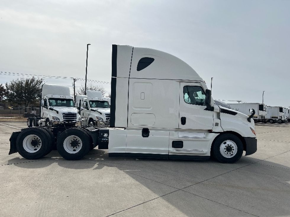 Sleeper Tractor-Heavy Duty Tractors-Freightliner-2022-T12664ST-Arlington-TX-403,079\n\t\tmiles-$ 82,000 - Image 8