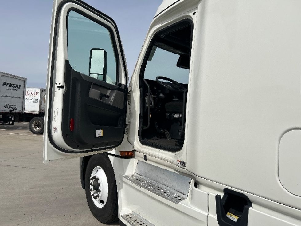 Sleeper Tractor-Heavy Duty Tractors-Freightliner-2022-T12664ST-Arlington-TX-403,079\n\t\tmiles-$ 82,000 - Image 9