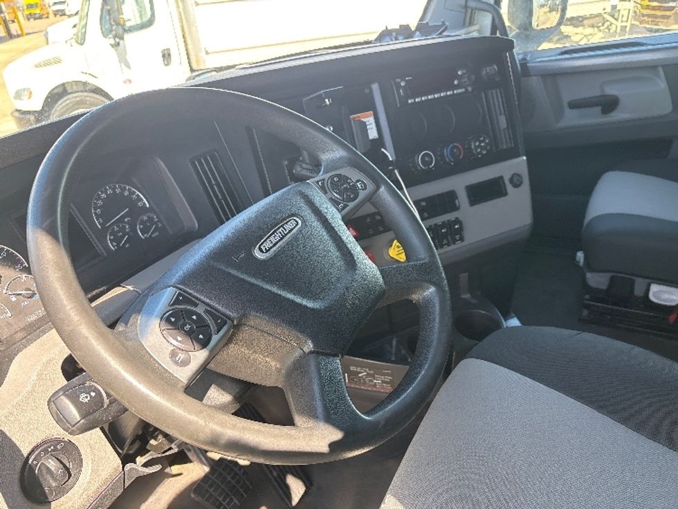 Sleeper Tractor-Heavy Duty Tractors-Freightliner-2022-T12664ST-Arlington-TX-427,766\n\t\tmiles-$ 79,750 - Image 10