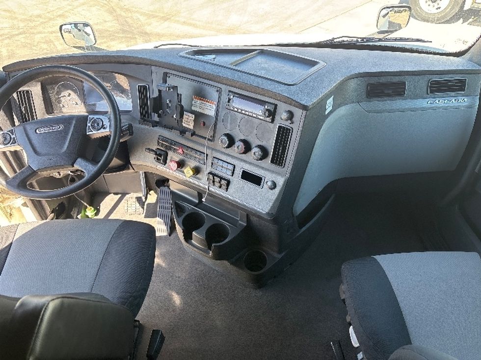 Sleeper Tractor-Heavy Duty Tractors-Freightliner-2022-T12664ST-Arlington-TX-427,766\n\t\tmiles-$ 79,750 - Image 12