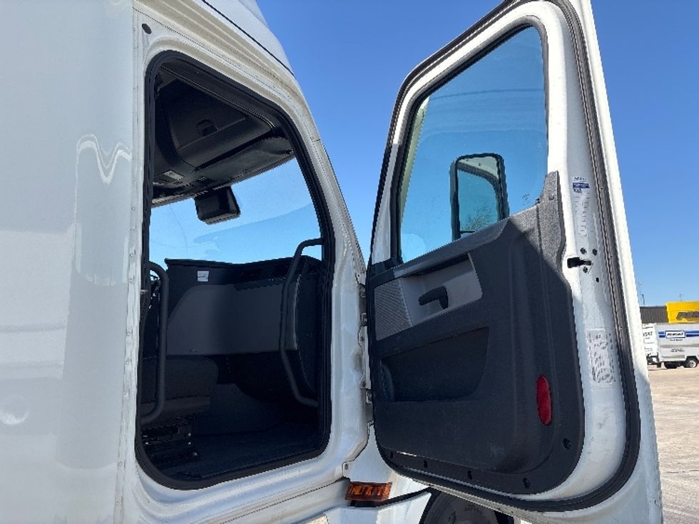Sleeper Tractor-Heavy Duty Tractors-Freightliner-2022-T12664ST-Arlington-TX-427,766\n\t\tmiles-$ 79,750 - Image 13