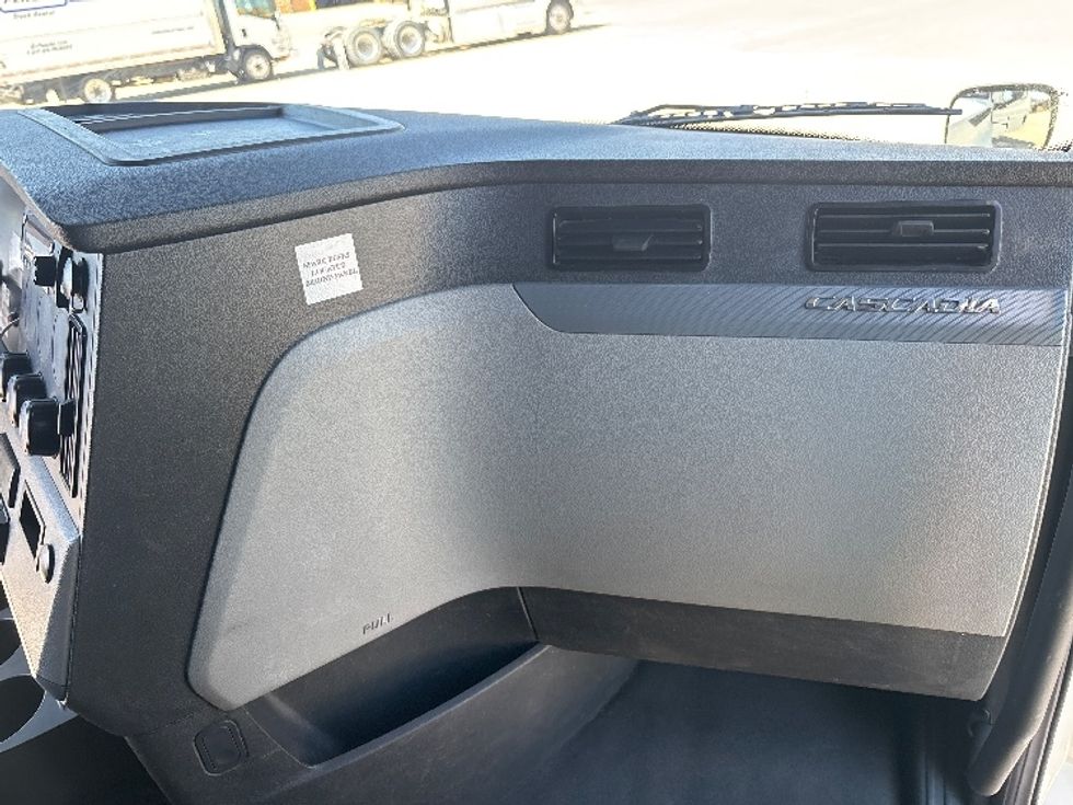 Sleeper Tractor-Heavy Duty Tractors-Freightliner-2022-T12664ST-Arlington-TX-427,766\n\t\tmiles-$ 79,750 - Image 14