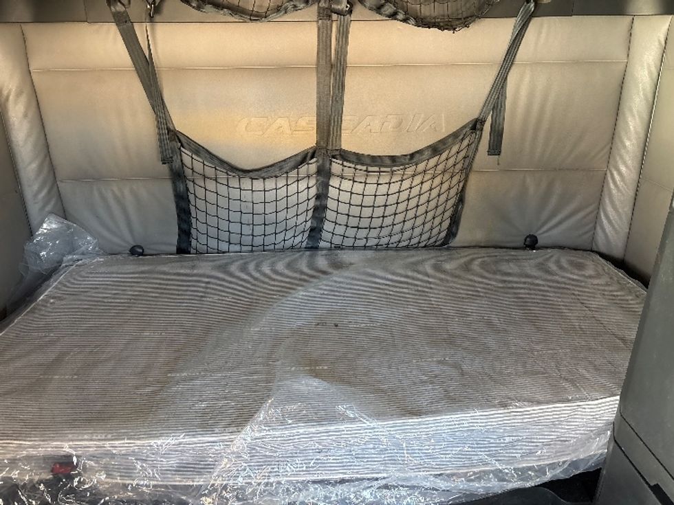 Sleeper Tractor-Heavy Duty Tractors-Freightliner-2022-T12664ST-Arlington-TX-427,766\n\t\tmiles-$ 79,750 - Image 16