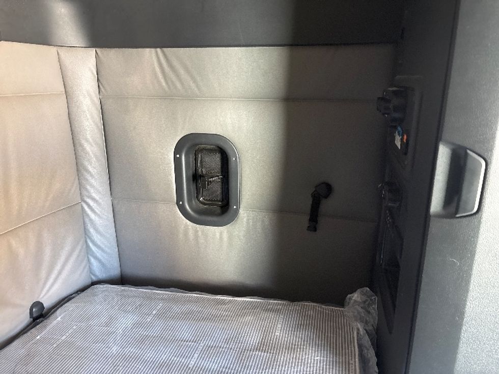 Sleeper Tractor-Heavy Duty Tractors-Freightliner-2022-T12664ST-Arlington-TX-427,766\n\t\tmiles-$ 79,750 - Image 18