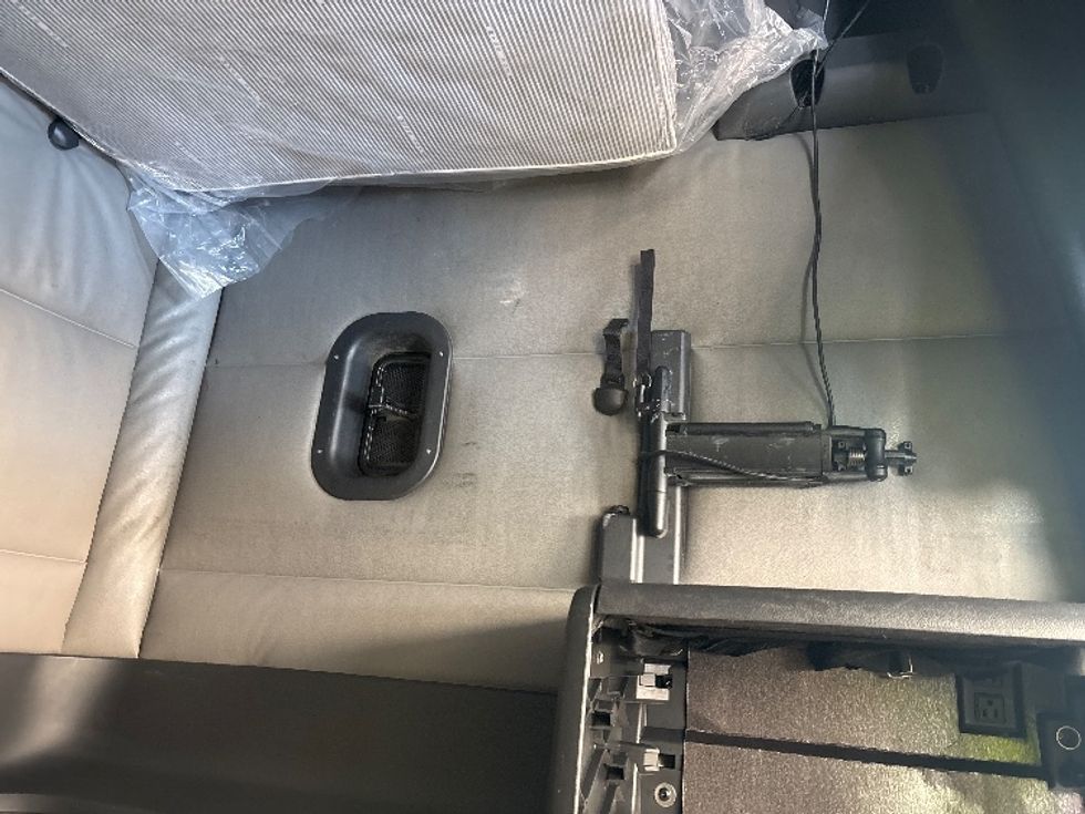 Sleeper Tractor-Heavy Duty Tractors-Freightliner-2022-T12664ST-Arlington-TX-427,766\n\t\tmiles-$ 79,750 - Image 19