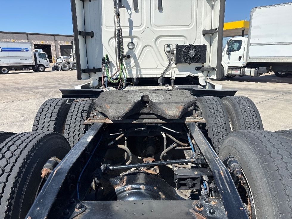 Sleeper Tractor-Heavy Duty Tractors-Freightliner-2022-T12664ST-Arlington-TX-427,766\n\t\tmiles-$ 79,750 - Image 6