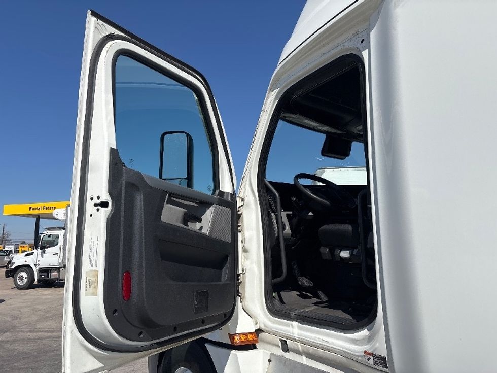 Sleeper Tractor-Heavy Duty Tractors-Freightliner-2022-T12664ST-Arlington-TX-427,766\n\t\tmiles-$ 79,750 - Image 9