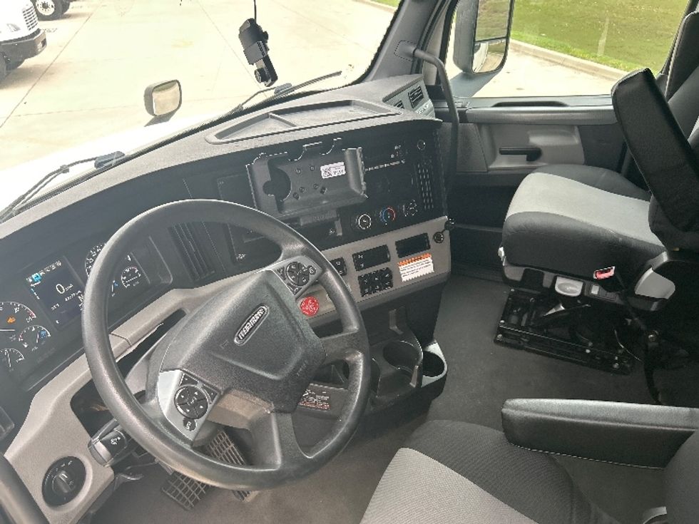 Sleeper Tractor-Heavy Duty Tractors-Freightliner-2022-T12664ST-Arlington-TX-433,777\n\t\tmiles-$ 79,250 - Image 10