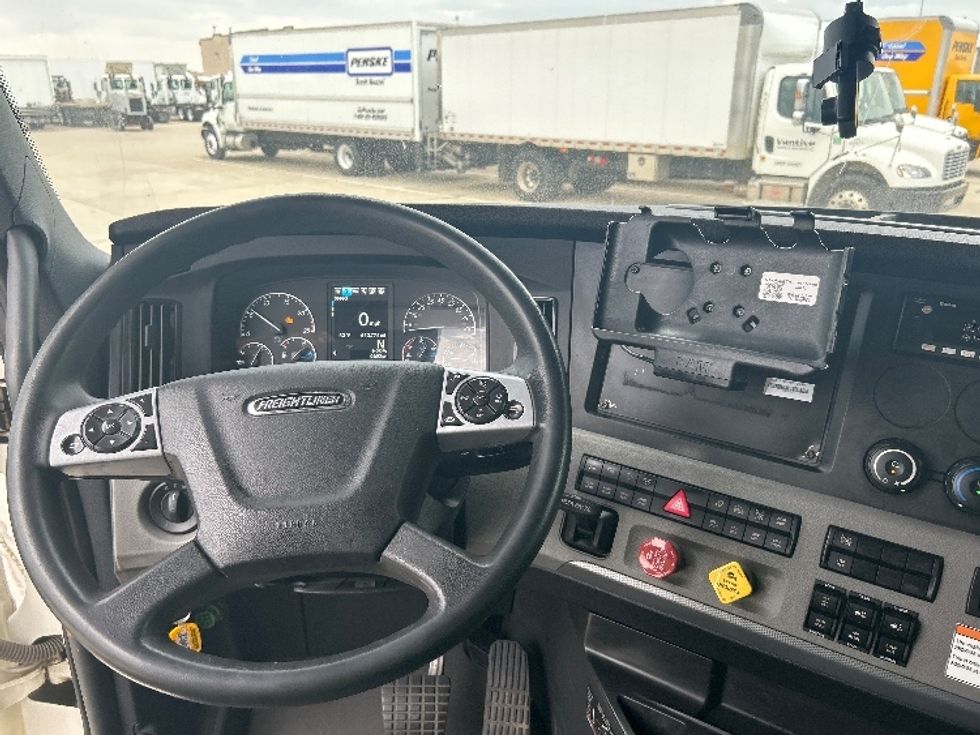 Sleeper Tractor-Heavy Duty Tractors-Freightliner-2022-T12664ST-Arlington-TX-433,777\n\t\tmiles-$ 79,250 - Image 11