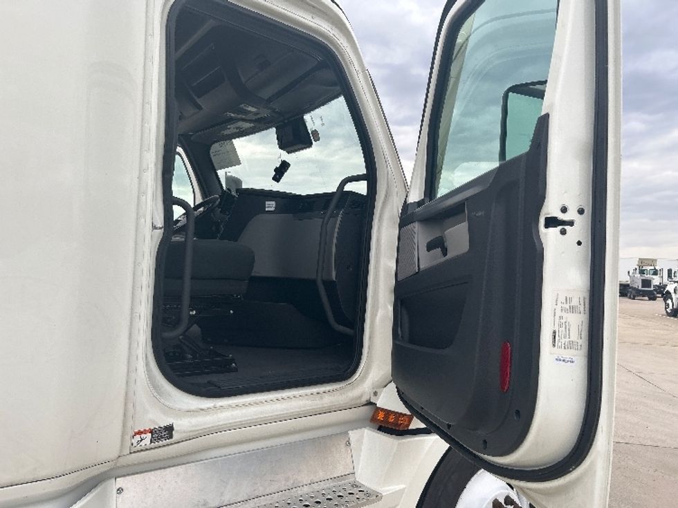 Sleeper Tractor-Heavy Duty Tractors-Freightliner-2022-T12664ST-Arlington-TX-433,777\n\t\tmiles-$ 79,250 - Image 12