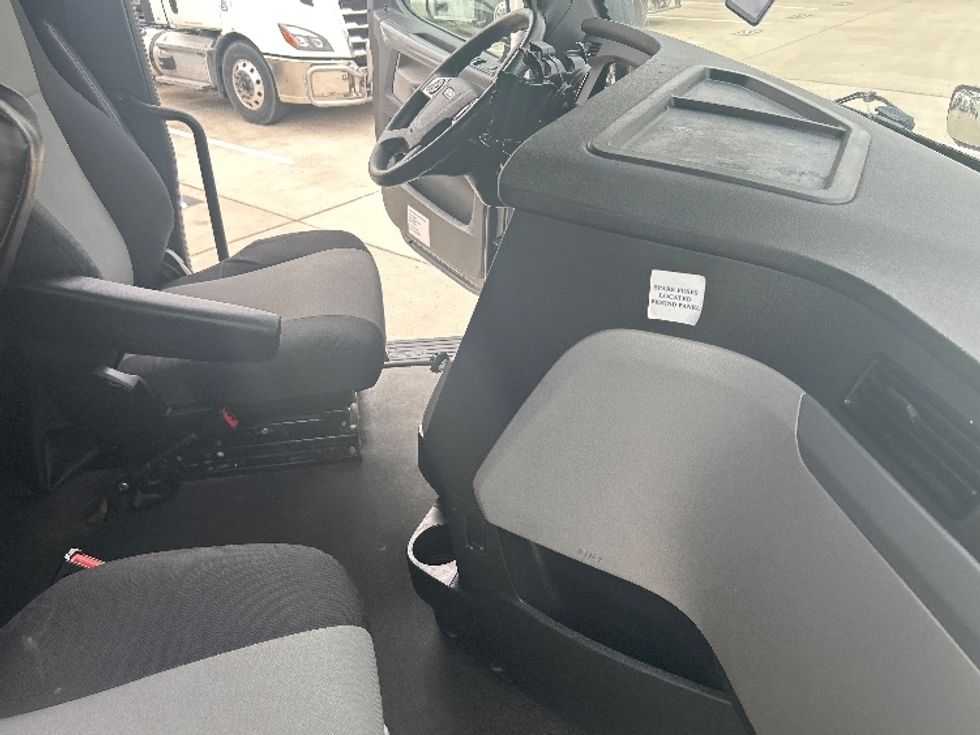 Sleeper Tractor-Heavy Duty Tractors-Freightliner-2022-T12664ST-Arlington-TX-433,777\n\t\tmiles-$ 79,250 - Image 14