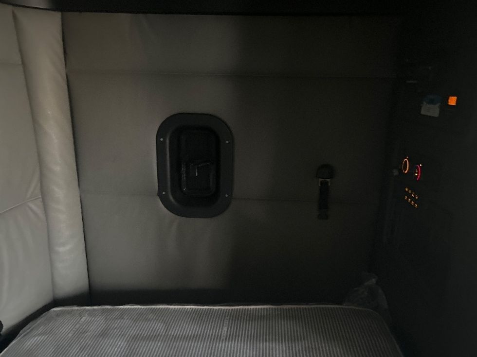 Sleeper Tractor-Heavy Duty Tractors-Freightliner-2022-T12664ST-Arlington-TX-433,777\n\t\tmiles-$ 79,250 - Image 17