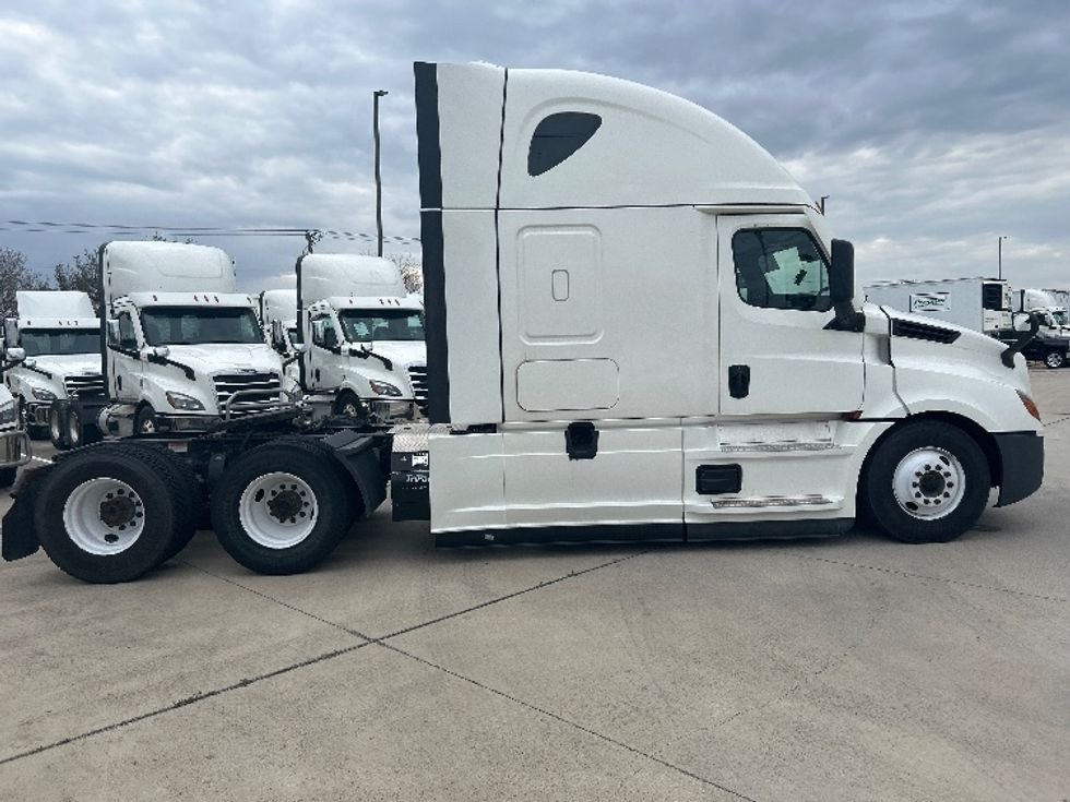 Sleeper Tractor-Heavy Duty Tractors-Freightliner-2022-T12664ST-Arlington-TX-433,777\n\t\tmiles-$ 79,250 - Image 8