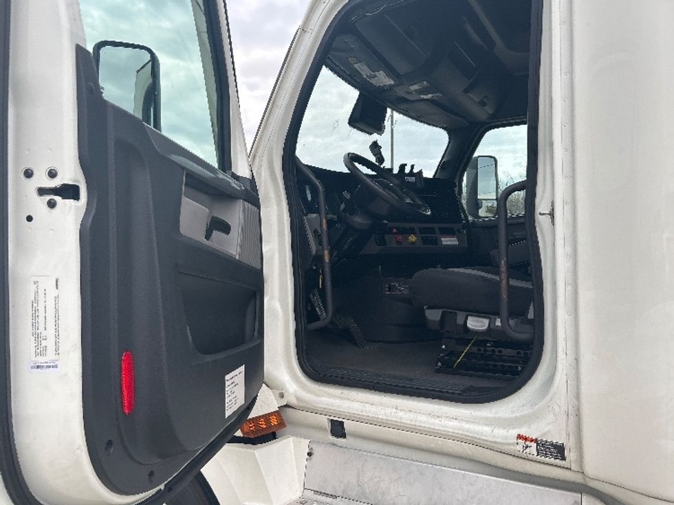 Sleeper Tractor-Heavy Duty Tractors-Freightliner-2022-T12664ST-Arlington-TX-433,777\n\t\tmiles-$ 79,250 - Image 9