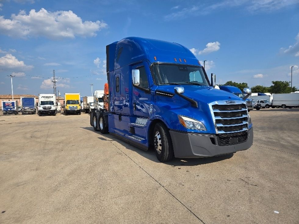 Sleeper Tractor-Heavy Duty Tractors-Freightliner-2022-T12664ST-Arlington-TX-435,084\n\t\tmiles-$ 84,000 - Image 1