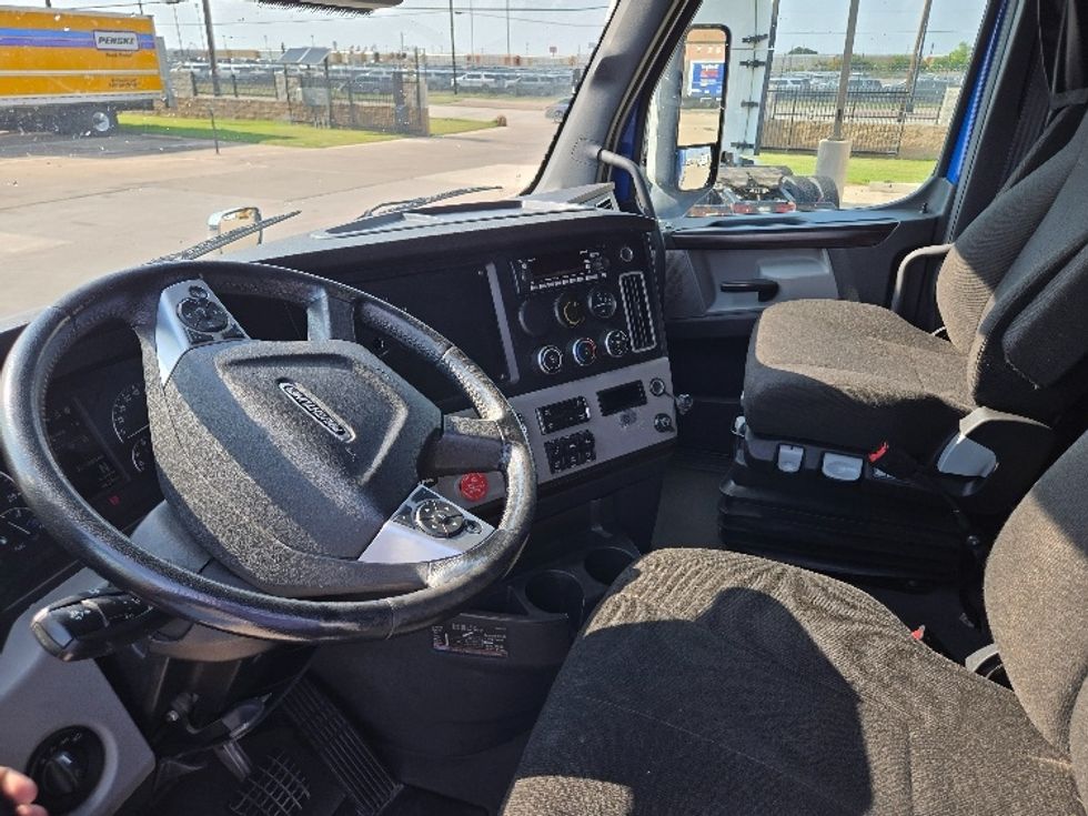 Sleeper Tractor-Heavy Duty Tractors-Freightliner-2022-T12664ST-Arlington-TX-435,084\n\t\tmiles-$ 84,000 - Image 10