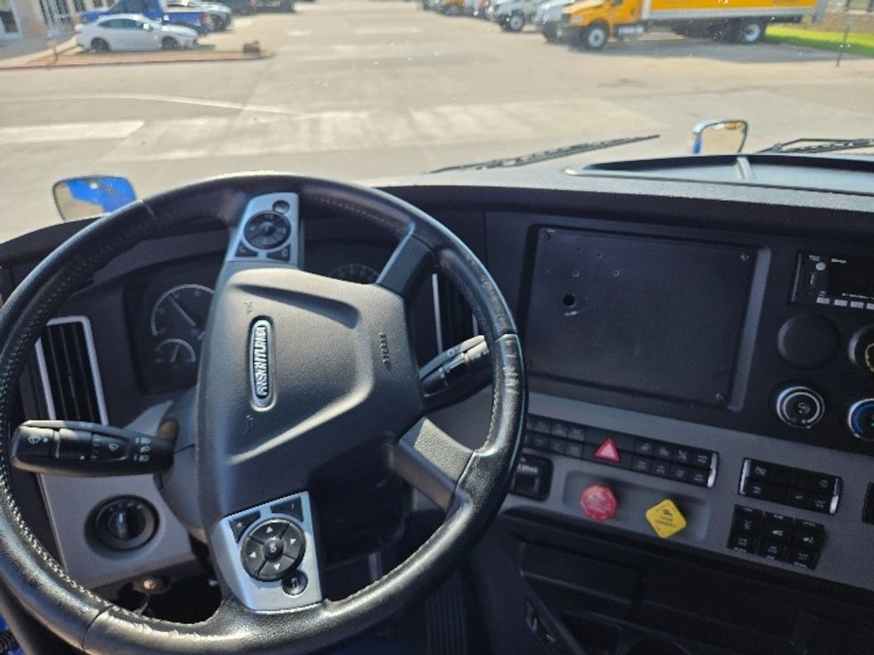Sleeper Tractor-Heavy Duty Tractors-Freightliner-2022-T12664ST-Arlington-TX-435,084\n\t\tmiles-$ 84,000 - Image 11