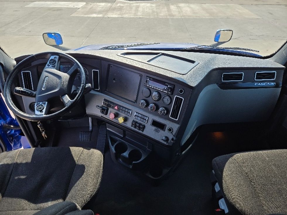 Sleeper Tractor-Heavy Duty Tractors-Freightliner-2022-T12664ST-Arlington-TX-435,084\n\t\tmiles-$ 84,000 - Image 12