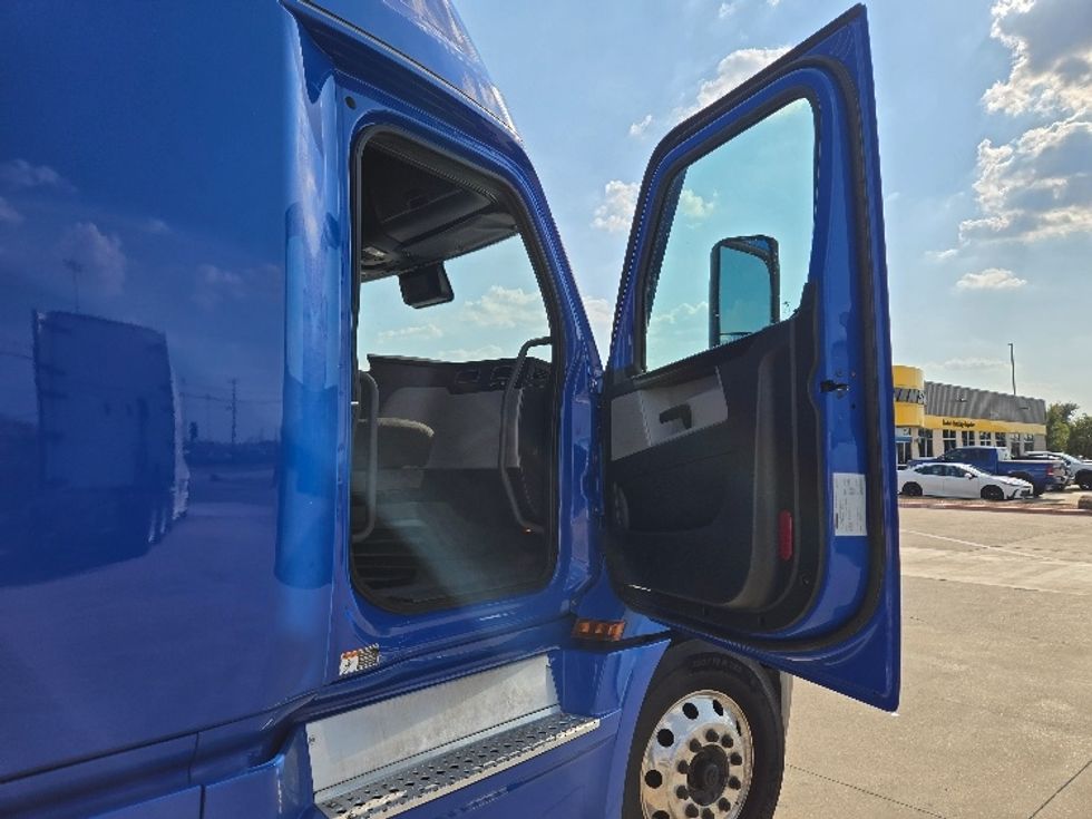 Sleeper Tractor-Heavy Duty Tractors-Freightliner-2022-T12664ST-Arlington-TX-435,084\n\t\tmiles-$ 84,000 - Image 13