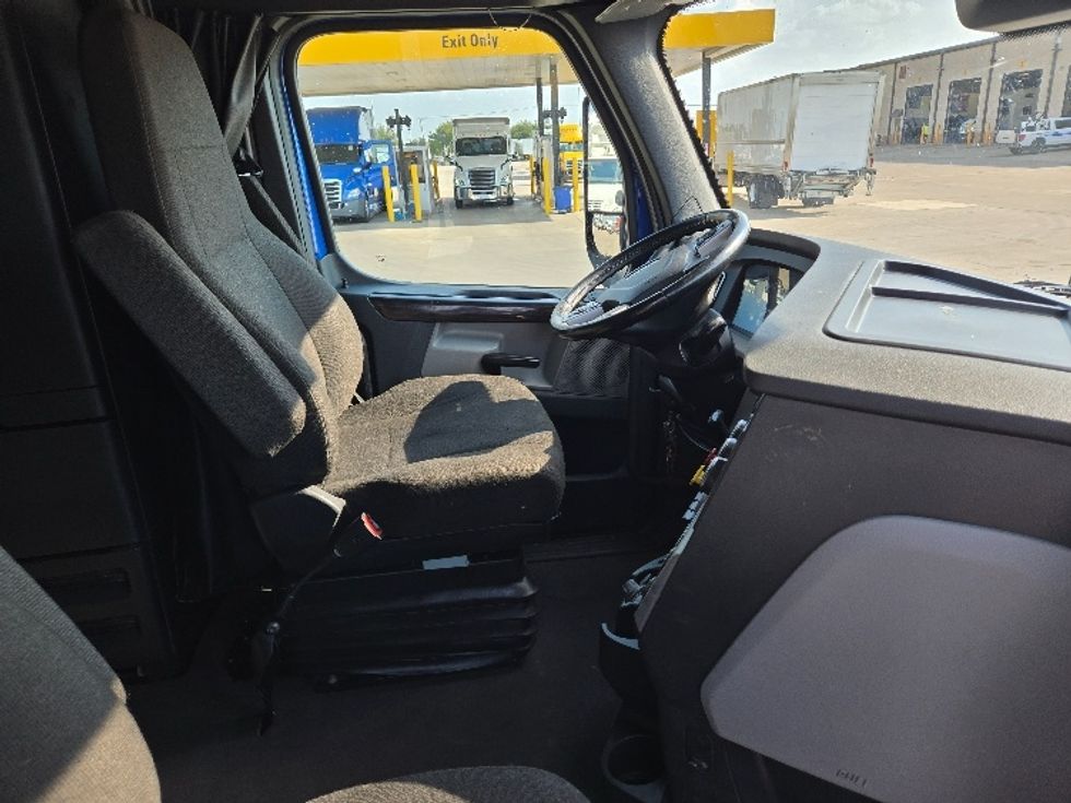 Sleeper Tractor-Heavy Duty Tractors-Freightliner-2022-T12664ST-Arlington-TX-435,084\n\t\tmiles-$ 84,000 - Image 15