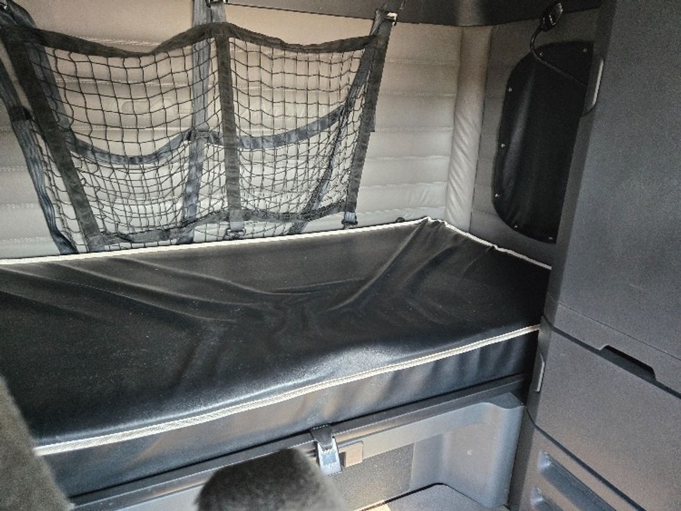 Sleeper Tractor-Heavy Duty Tractors-Freightliner-2022-T12664ST-Arlington-TX-435,084\n\t\tmiles-$ 84,000 - Image 17