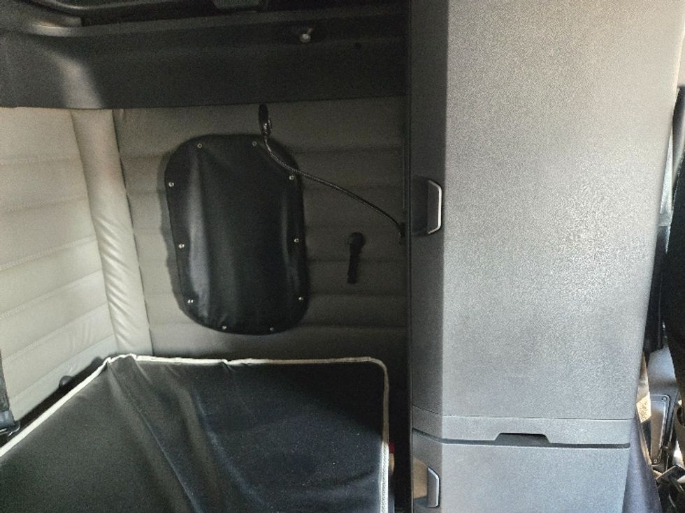 Sleeper Tractor-Heavy Duty Tractors-Freightliner-2022-T12664ST-Arlington-TX-435,084\n\t\tmiles-$ 84,000 - Image 18