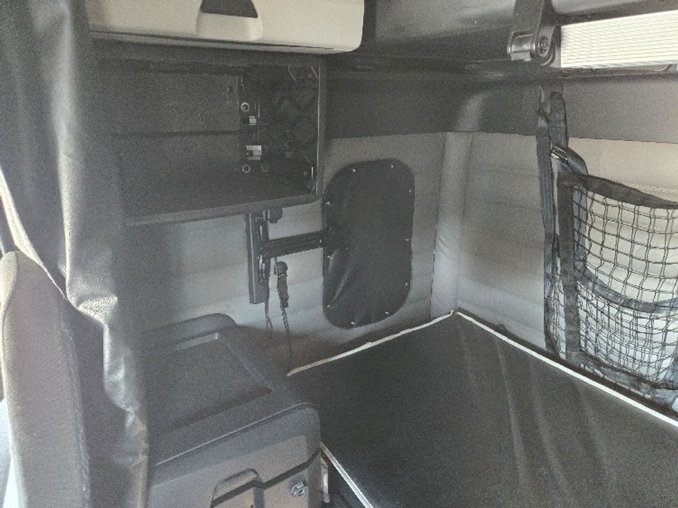 Sleeper Tractor-Heavy Duty Tractors-Freightliner-2022-T12664ST-Arlington-TX-435,084\n\t\tmiles-$ 84,000 - Image 19