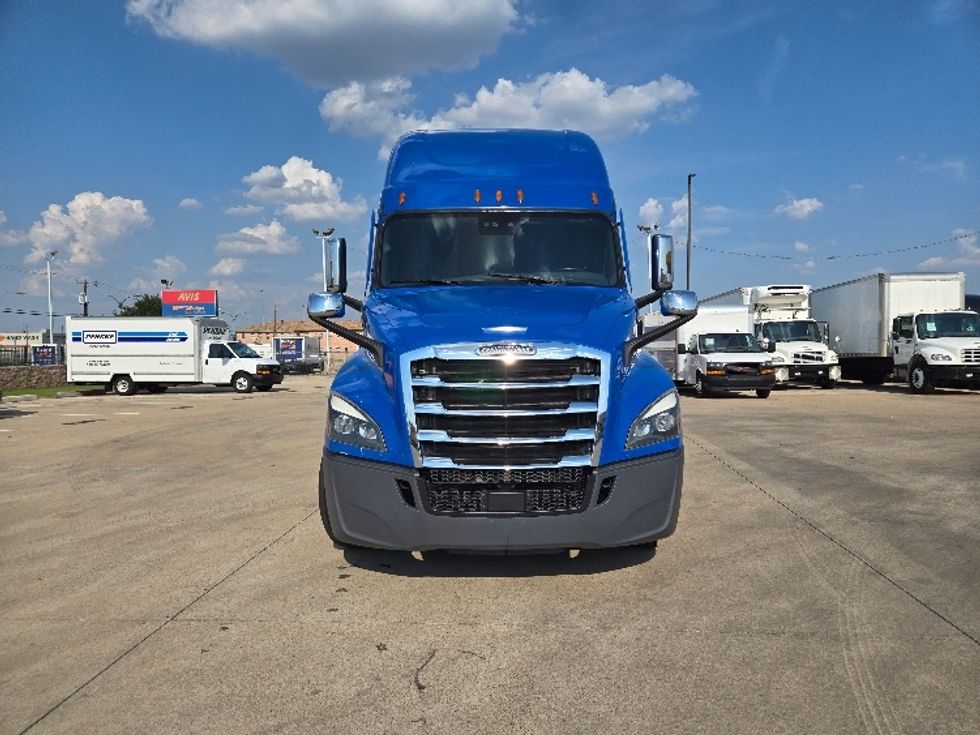 Sleeper Tractor-Heavy Duty Tractors-Freightliner-2022-T12664ST-Arlington-TX-435,084\n\t\tmiles-$ 84,000 - Image 2