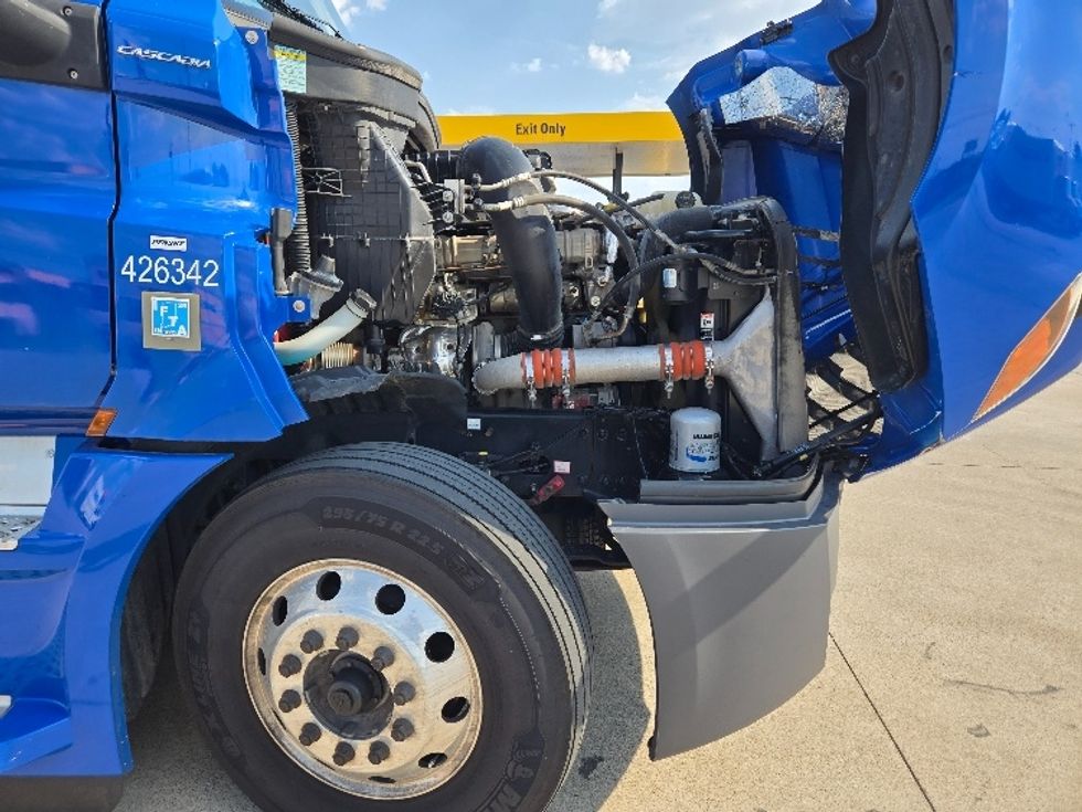 Sleeper Tractor-Heavy Duty Tractors-Freightliner-2022-T12664ST-Arlington-TX-435,084\n\t\tmiles-$ 84,000 - Image 20