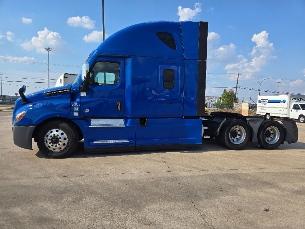 Sleeper Tractor-Heavy Duty Tractors-Freightliner-2022-T12664ST-Arlington-TX-435,084\n\t\tmiles-$ 84,000 - Image 4