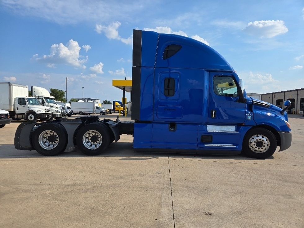 Sleeper Tractor-Heavy Duty Tractors-Freightliner-2022-T12664ST-Arlington-TX-435,084\n\t\tmiles-$ 84,000 - Image 8