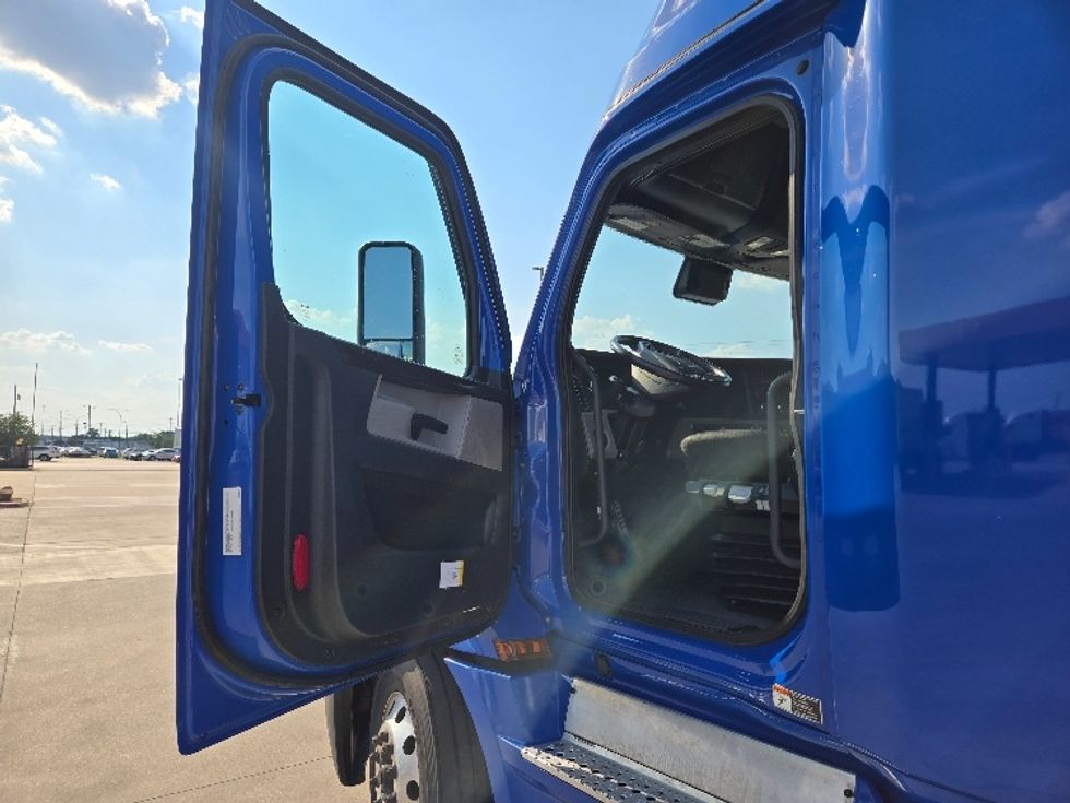 Sleeper Tractor-Heavy Duty Tractors-Freightliner-2022-T12664ST-Arlington-TX-435,084\n\t\tmiles-$ 84,000 - Image 9