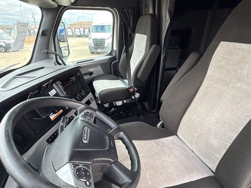 Sleeper Tractor-Heavy Duty Tractors-Freightliner-2022-T12664ST-Arlington-TX-444,239\n\t\tmiles-$ 78,250 - Image 10