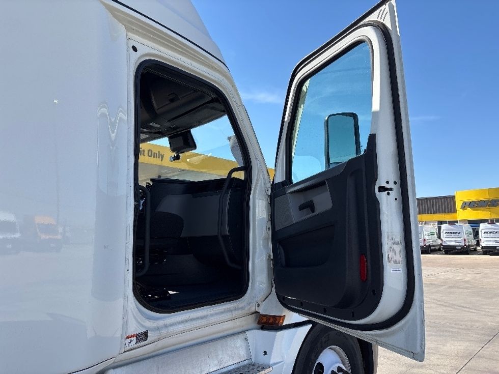 Sleeper Tractor-Heavy Duty Tractors-Freightliner-2022-T12664ST-Arlington-TX-444,239\n\t\tmiles-$ 78,250 - Image 13