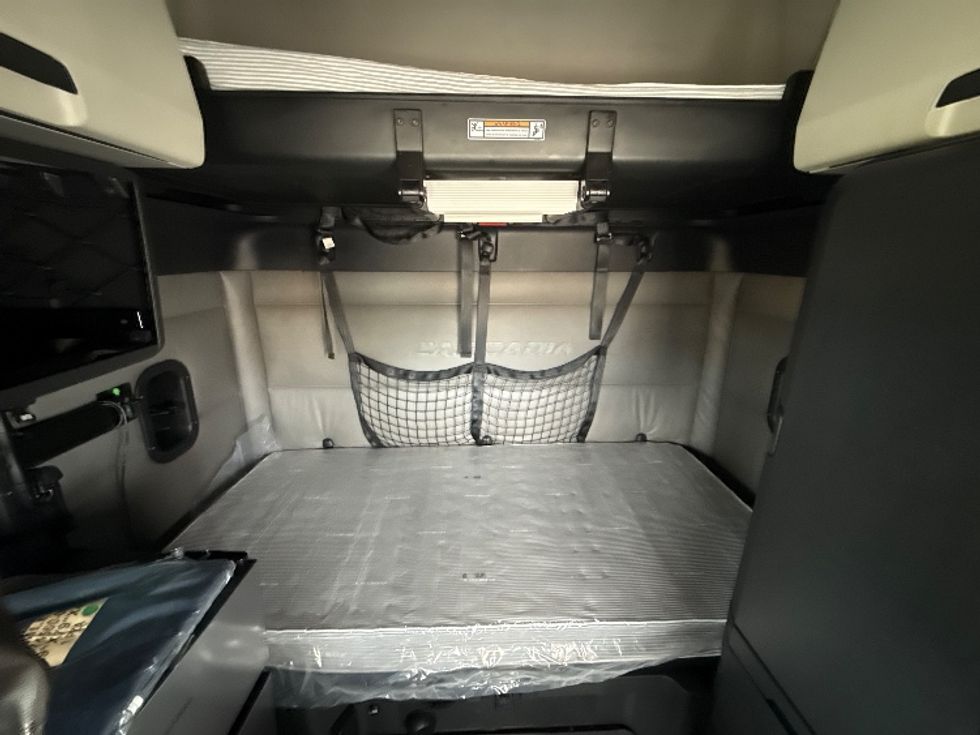 Sleeper Tractor-Heavy Duty Tractors-Freightliner-2022-T12664ST-Arlington-TX-444,239\n\t\tmiles-$ 78,250 - Image 16