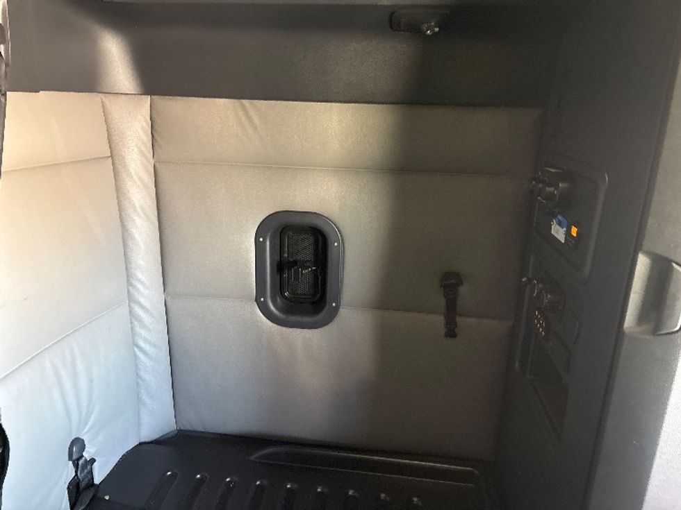 Sleeper Tractor-Heavy Duty Tractors-Freightliner-2022-T12664ST-Arlington-TX-444,239\n\t\tmiles-$ 78,250 - Image 18