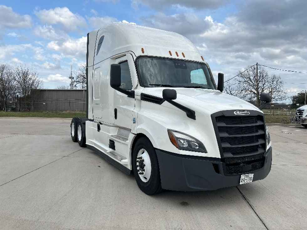 Sleeper Tractor-Heavy Duty Tractors-Freightliner-2022-T12664ST-Arlington-TX-447,514\n\t\tmiles-$ 77,750 - Image 1