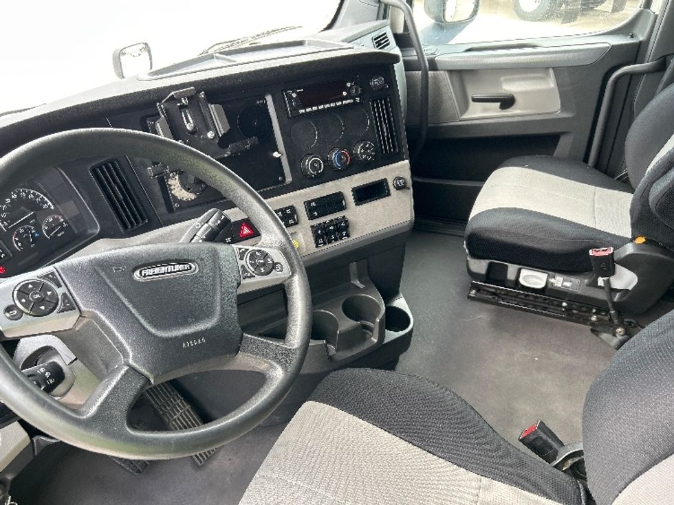 Sleeper Tractor-Heavy Duty Tractors-Freightliner-2022-T12664ST-Arlington-TX-447,514\n\t\tmiles-$ 77,750 - Image 10