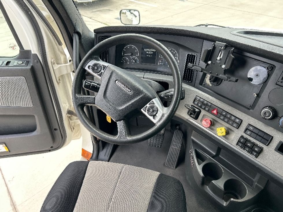 Sleeper Tractor-Heavy Duty Tractors-Freightliner-2022-T12664ST-Arlington-TX-447,514\n\t\tmiles-$ 77,750 - Image 11